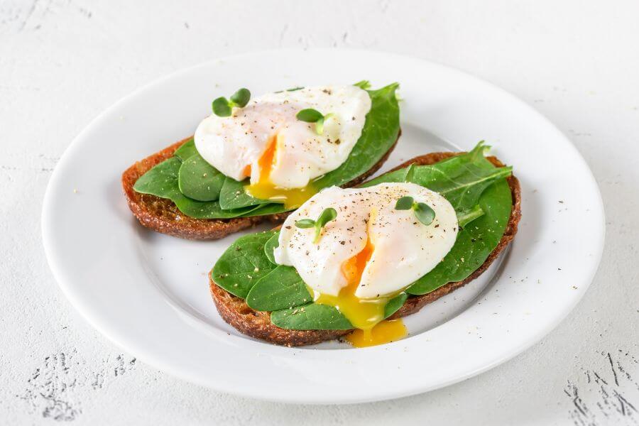 Different recipes using poached eggs