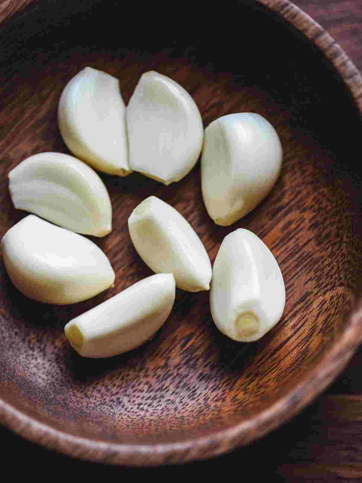 How to Peel Garlic: 8 Easy and Fast Ways to Peel Garlic