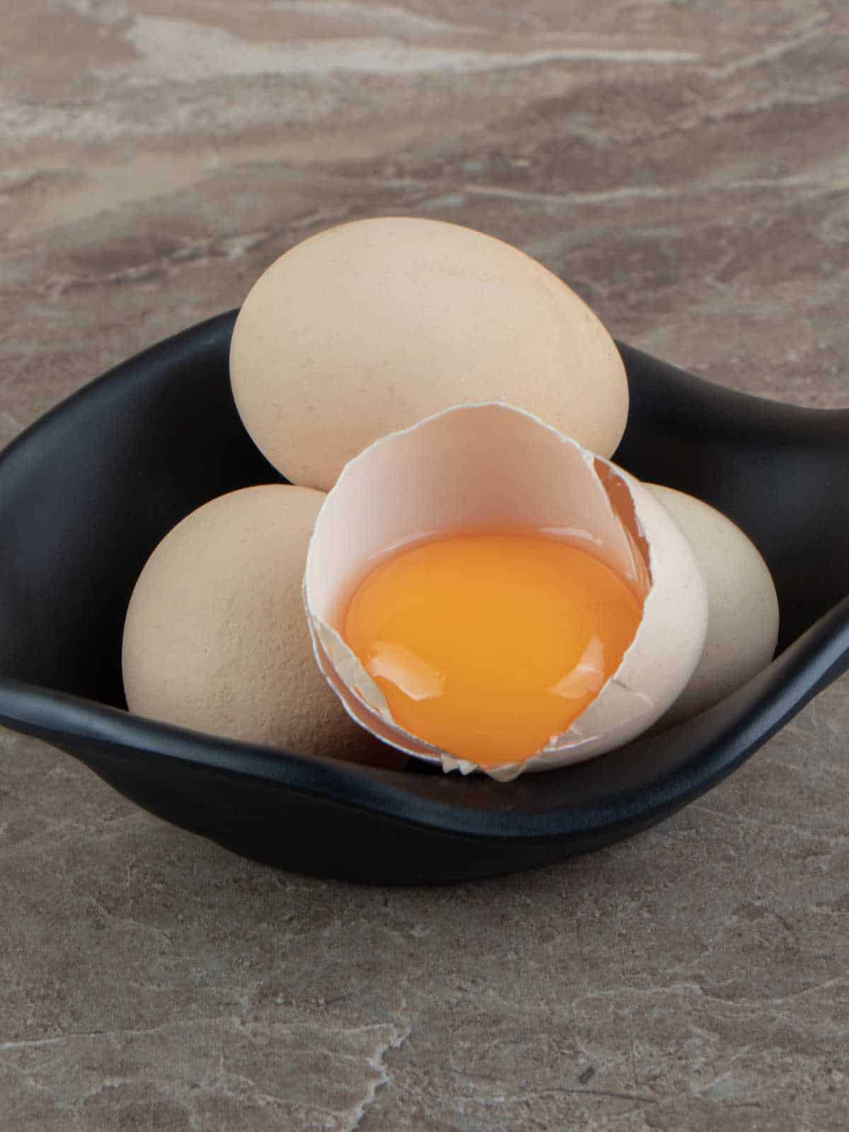 is it safe to eat a cracked egg